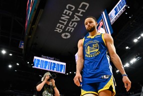 爱游戏登入库里关键节点势不可挡，澳大利亚队带队取胜！(库里与奥克兰)