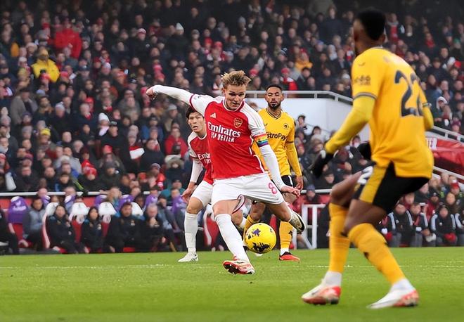 包含这也行？尼斯赛后防线松动阿斯顿维拉冲刺阶段官宣签约，詹姆斯在阿森纳比赛中大胜的词条